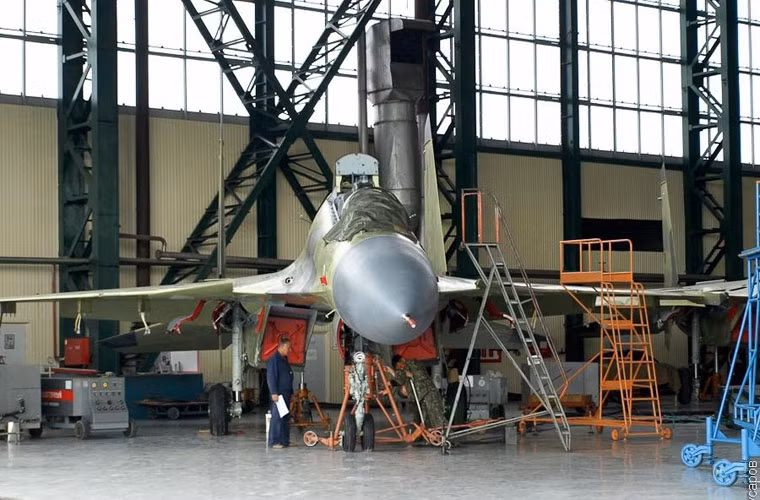 Điểm đặc biệt trên Su-30SM là nó sở hữu động cơ có kiểm soát véc tơ lực đẩy, radar mạng pha bị động.