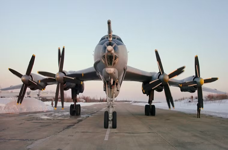 Tu-142 máy bay tuần tra trinh sát biển và săn ngầm của Hải quân Nga được phát triển dựa trên máy bay ném bom chiến lược tầm xa Tu-95 do Liên Xô phát triển.