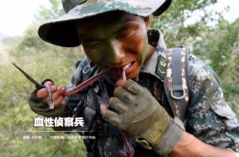Tờ Nhân Dân Nhật Báo mới đây đăng tải một số hình ảnh huấn luyện gian khổ của Quân đội Trung Quốc. Được biết các binh sĩ tham gia đợt huấn luyện trên đều phải trải qua hàng loạt buổi huấn luyện thể lực lẫn tinh thần khắc nghiệt nhất kể cả việc sống sót bằng cách ăn sống thịt rắn trong rừng. Trong ảnh là một binh sĩ Trung Quốc thưởng thức bữa ăn chỉ có thịt rắn sống của mình.