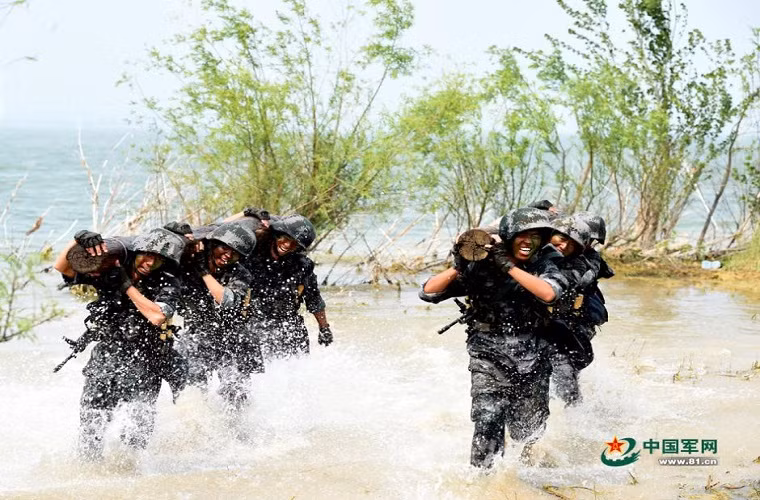 Hành quân qua đầm lầy với một thân cây.