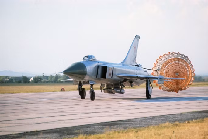 Sau đó, Sukhoi đã phát triển các tiêm kích đánh chặn siêu âm Su-15 để thay thế cho Su-9 và Su-11 vào những năm 1960.