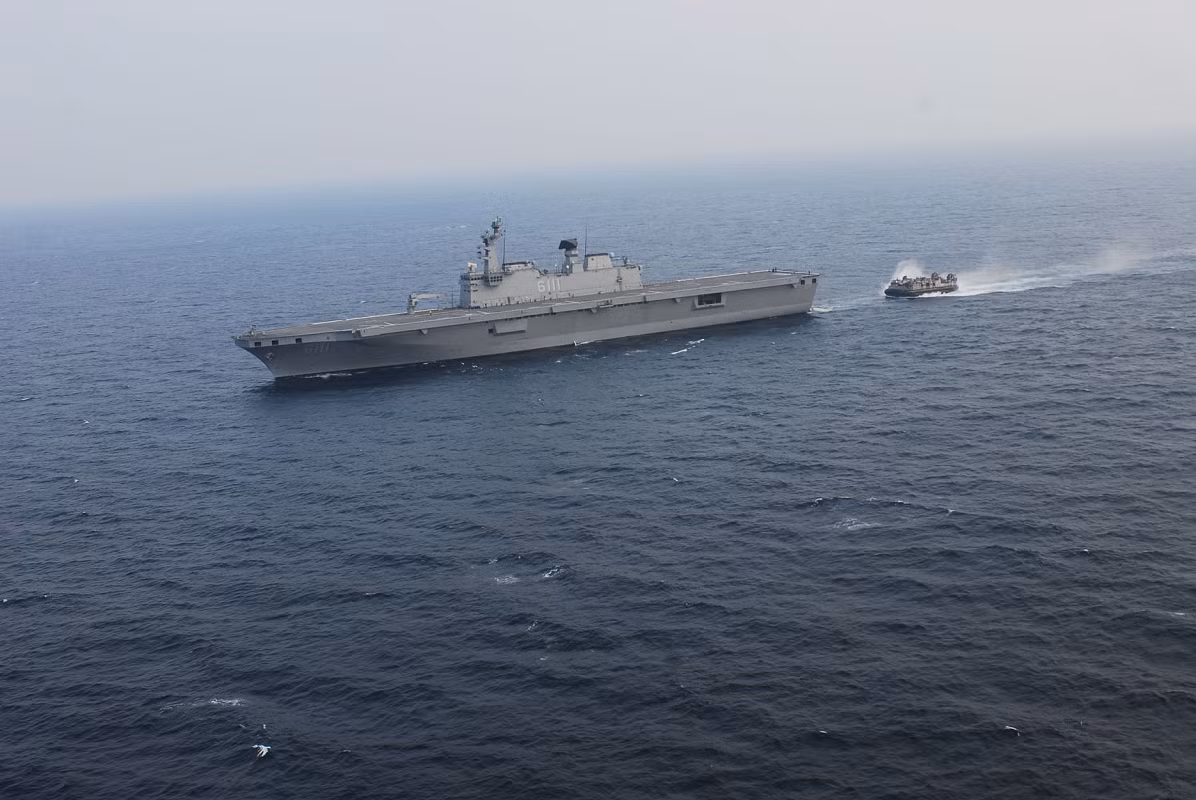 Tàu đổ bộ Dokdo mang theo được 700 lính thủy đánh bộ, 10 xe tăng chiến đấu chủ lực và 7 xe bọc thép tấn công đổ bộ loại AAV. Một số còn phỏng đoán, con tàu thậm chí còn mang theo cả 200 xe tải cơ giới và nhiều phương tiện hạng nhẹ khác. Đồng thời còn có các tàu đổ bộ cơ giới hoặc tàu đệm khí dùng để chuyên chở binh sĩ từ tàu vào bờ biển. Cùng với đó là số lượng tối đa 16 trực thăng. Không chỉ thế sàn tàu được thiết kế cho cả các máy bay V/STOL.