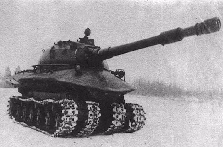 Toàn bộ phần thân của Object 279 được bọc một lớp giáp hình elip với phần giáp trước dày tới 269mm và hai bên giáp hông là 182mm, trong khi đó phần giáp phía trước tháp pháo của Object 279 lại dày tới 319mm. Một đặc điểm khác của Object 279 là việc nó sử dụng 4 hệ thống bánh xích được vận hành bởi động cơ diesel 2DG-8M có công suất 1.000 mã lực.