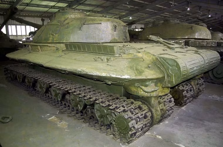 Siêu tăng Object 279 có tầm hoạt động khoảng 300km với tốc độ di chuyển tối đa là 55km/h và kíp chiến đấu 4 người gồm chỉ huy, lái xe, xạ thủ và pháo thủ nạp đạn.