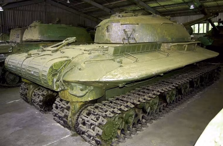 Ngoài động cơ 2DG-8M, Object 279 còn được trang bị một mẫu động cơ diesel khác DG-1000 có công suất 950 mã lực. Dù nặng 60 tấn nhưng Object 279 vẫn có thể di chuyển dễ dàng ở các vùng băng tuyết hay đầm lầy. Tuy nhiên, nó lại thiếu khả năng cơ động và khó bảo trì sửa chữa khi xảy ra hỏng hóc.