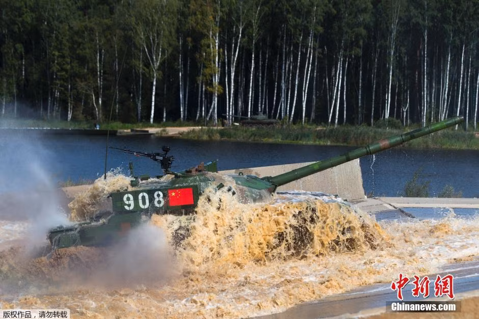 Sức mạnh của Type 96A Trung Quốc đã khiến đối thủ là xe tăng T-72B3 của đội Kuwait bị lật khi cố đuổi theo trong bài tập.