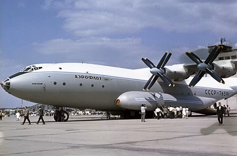 AN-22 từng là mẫu máy bay vận tải lớn nhất thế giới được sản xuất từ những năm 1966 đến 1976, hầu hết trong số chúng đều được loại biên sau khi Liên Xô tan rã và chỉ còn một số ít vẫn còn được giữ lại phục vụ trong Không quân Nga sau nhiều lần nâng cấp.
