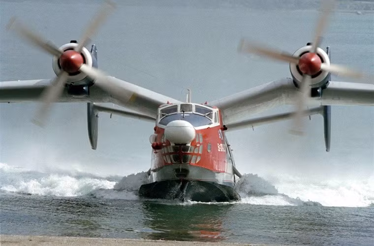 Một cái tên khác là thuỷ phi cơ Be-12 do Liên Xô phát triển với chuyến bay thử nghiệm đầu tiên vào năm 1960. Tuy nhiên nếu không có sự tan rã của Liên Xô thì Be-12 nhiều khả năng sẽ còn tiếp tục phục vụ tới ngày nay. Mặt khác tương lai của Be-12 cũng chưa hẳn đã chấm dứt khi trong tương lai Quân đội Nga sẽ phát triển một dòng máy bay thủy phi cơ săn ngầm mới dựa trên nguyên mẫu của thủy phi cơ này.