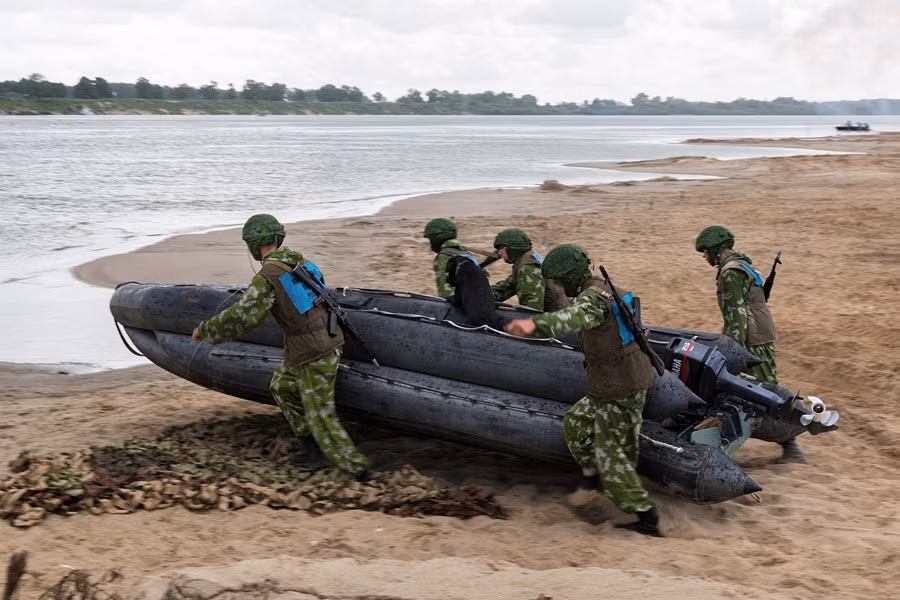 Cuộc thi International Army Games sẽ diễn ra từ ngày 1-15/8/2015 tại Nga với rất nhiều phần thi khác nhau. Ảnh: các lính Công binh Nga đang di chuyển thuyền phao ra sông để tập luyện tranh tài cho phần thi Open Water và Safe Route tại cuộc thi sắp tới.