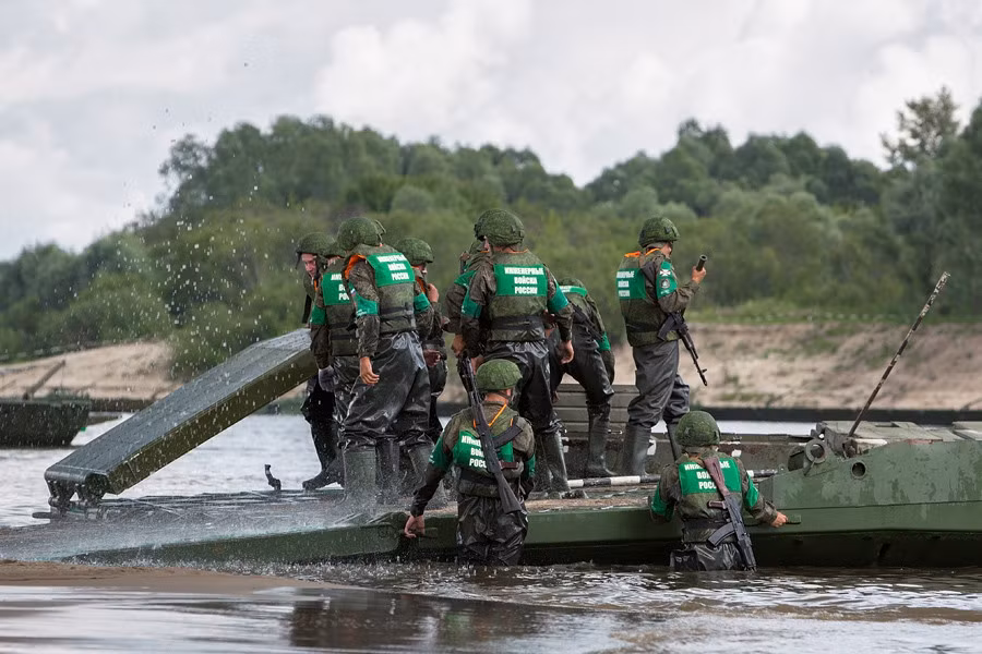 Trong khi hệ thống cầu phao đã thành hình và sắp được hoàn thiện.