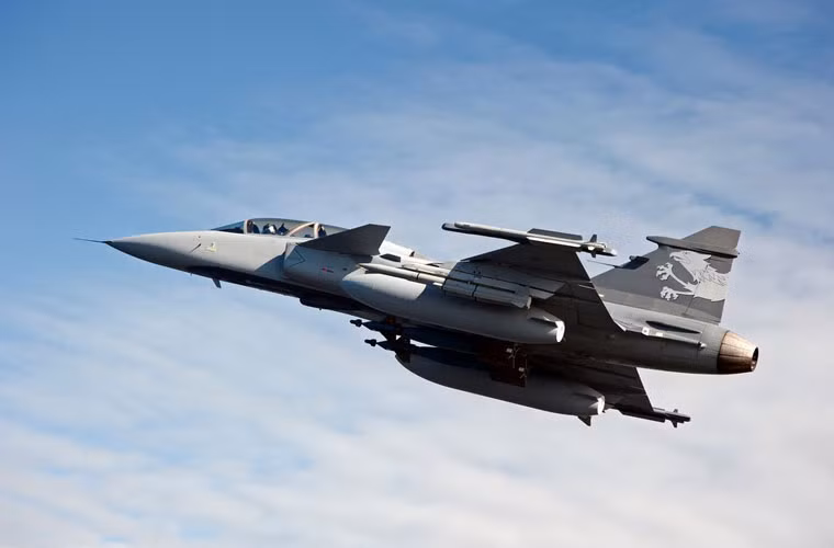 Tiêm kích đa năng hạng nhẹ Saab 39 Gripen (hay còn gọi là JAS-39 Gripen) là thiết kế máy bay chiến đấu mới và hiện đại nhất của Saab hiện nay. Nó cũng hứa hẹn trở thành thiết kế thành công nhất trong lịch sử của hãng Saab khi có tới gần 100 chiếc được xuất khẩu đi 6 quốc gia trên thế giới.