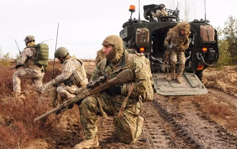 Biến thể chở quân của xe thiết giáp Stryker có thể chở được 9 binh sĩ, hỏa lực tiêu chuẩn có đại liên 12,7mm hoặc súng phóng lựu MK19 40mm hoặc trạm điều khiển vũ khí từ xa. Giáp xe dày tới 14,5mm chống được đạn súng máy và mảnh đạn pháo.