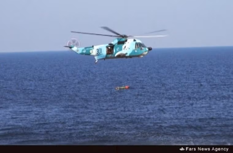 Trong khi đó trên không, chiếc trực thăng Augusta SH-3D Sea King đang phóng ngư lôi chống ngầm, được tin là một loại giống như ngư lôi Mk-46, một phiên bản trước đây Mỹ từng xuất khẩu cho Iran.