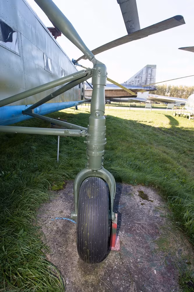 Một điểm trừ nữa của Yak-24 là việc hệ thống bánh đáp của nó được thiết kế khá tệ khi đều được bố trí chìa ra ngoài phần thân máy bay.