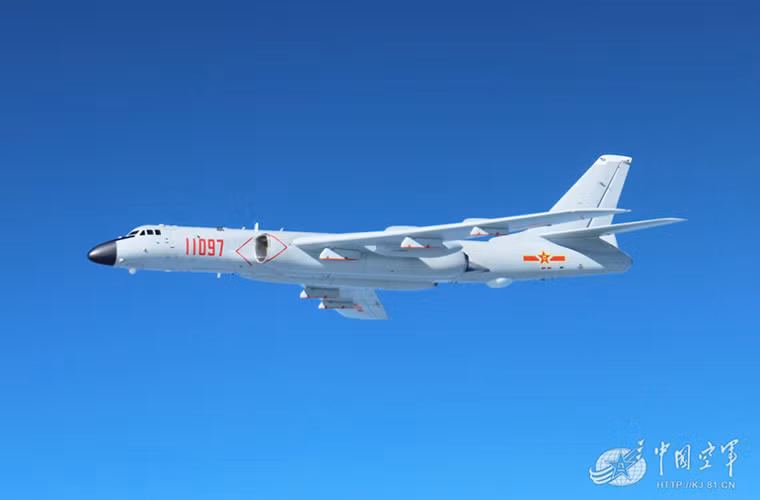 H-6K được thiết kế dành cho các cuộc tấn công tầm xa lẫn tầm gần với khả năng tấn công cả nhóm tàu sân bay và các mục tiêu chiến lược của Mỹ ở Châu Á. Bên cạnh đó sức mạnh lớn nhất của H-6K vẫn là khả năng triển khai các loại vũ khí hạt nhân do Trung Quốc phát triển.