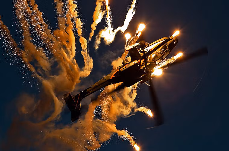 Với thiết kế chính cho nhiệm vụ chi viện hỏa lực trên không, AH-64 Apache được trang bị hệ thống vũ khí đa dạng gồm pháo tự động M230 30mm với 1.200 viên đạn, rocket 70mm và tên lửa chống tăng Hellfire. AH-64 được trang hai động cơ General Electric T700-GE-701D mạnh mẽ với công suất 1.490 kW cho mỗi chiếc, nó có thể đạt vận tốc bay tối đa 293km/h với tầm hoạt động hiệu quả là 480km.