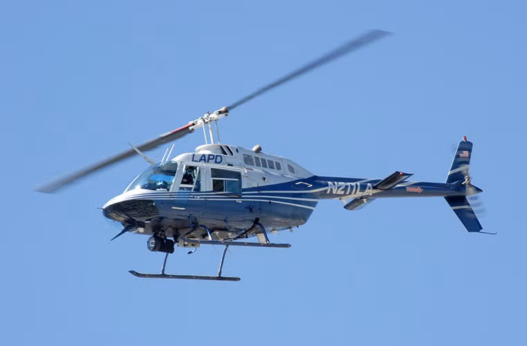 Do kích thước khá nhỏ nên Bell 206 chỉ có thể chở theo 4 hành khách cùng một phi công. Bell 206 chỉ được trang bị một động cơ Allison 250-C30P có công suất 310kW với vận tốc bay tối đa 241km/h và tầm hoạt động hiệu quả 693km.