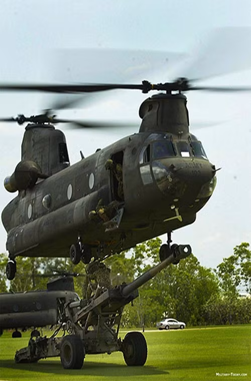 Điều làm nên sức mạnh của CH-47 là hai động cơ hai cánh quạt Lycoming T55-GA-714A có công suất lên tới 3,529 kW cho mỗi chiếc giúp nó có thể bay với vận tốc 315km/h và có tầm hoạt động là 741km. Chinook có thể chở theo hơn 30 binh sĩ hoặc 12,7 tấn hàng hóa các loại.