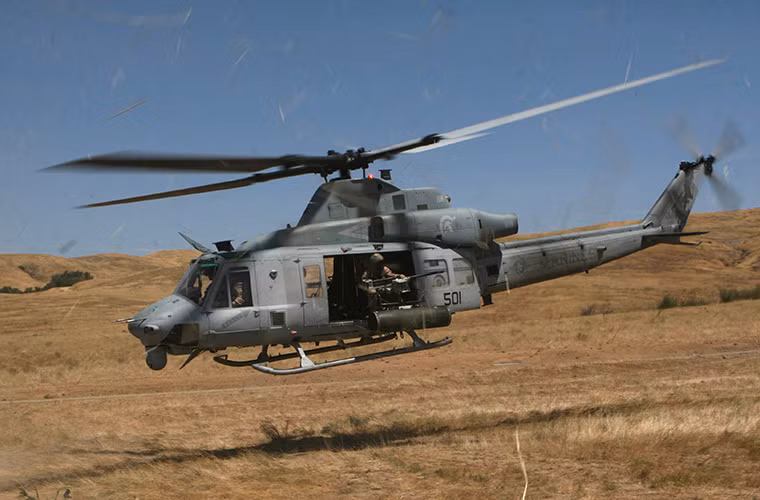 Biến thể trực thăng UH-1Y được nâng cấp đáng kể về động lực với 2 động cơ mới và cánh quạt 4 lá thay vì 2 lá trước đây. Nó có thể chở 10 binh sĩ hoặc 3 tấn hàng hóa hoặc vũ trang rocket, súng máy chi viện hỏa lực mặt đất.
