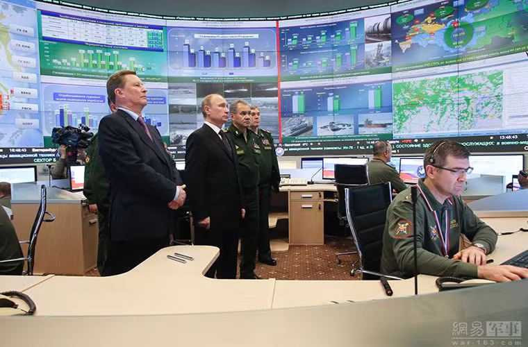 Tổng thống Putin thị sát công trình cùng Bộ trưởng Quốc phòng Sergei Shoigu.
