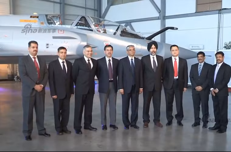 Theo giới phân tích quốc phòng, việc bàn giao hai tiêm kích Mirage 2000 diễn ra ngay trước thềm chuyến thăm Pháp của Thủ tướng Narendra Modi là động thái nhằm tạo thuận lợi cho việc đàm phán về hợp đồng 126 máy bay Rafale đang có nguy cơ đổ bể.