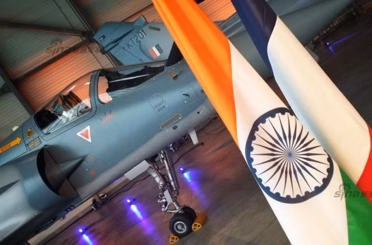 Ngày 25/3, công ty Dassault Aviation của Pháp đã tổ chức lễ bàn giao tiêm kích đa năng Mirage 2000 nâng cấp cho Không quân Ấn Độ tại trung tâm thử nghiệm hàng không của công ty này.