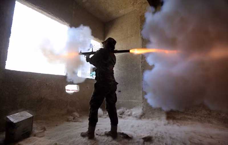 Một nữ binh sĩ khác bắn khẩu súng phóng lựu chống tăng RPG-2.