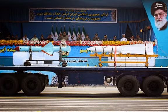 Chỉ trong vòng 10-20 năm, công nghiệp quốc phòng Iran đã chế tạo hàng chục loại vũ khí khác nhau. Trong ảnh, tên lửa chống tàu Nasr (trái) và tên lửa không đối không Fakour-90 (AIM-54) của không lực Iran.