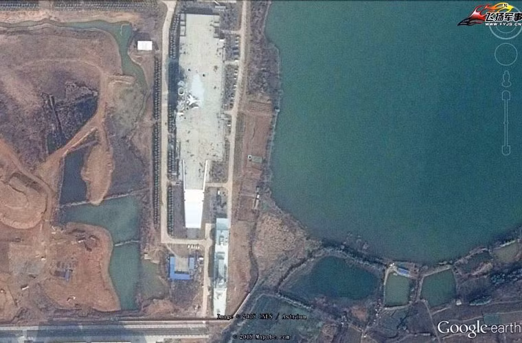 Các hình ảnh này được thực hiện bởi phần mềm Google Earth, không rõ địa điểm chính xác đặt tàu sân bay trên cạn của Trung Quốc. Tuy nhiên, một số dân mạng cho đó là nơi miền Trung.