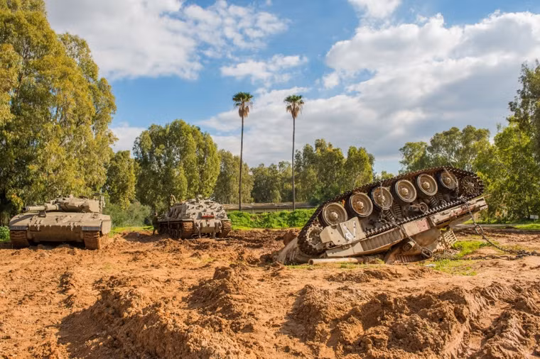 Chiếc xe tăng Israel nằm ngửa bụng lên trời. Những hình ảnh này vừa được đăng tải trên trang mạng Sina của Trung Quốc. Một số cư dân mạng trên Sina nghi ngờ rằng, đây là một loại tăng T-72. Tuy nhiên, qua quan sát hình ảnh thân xe, tháp pháo thì đẩy là loại xe tăng Merkava MK3.