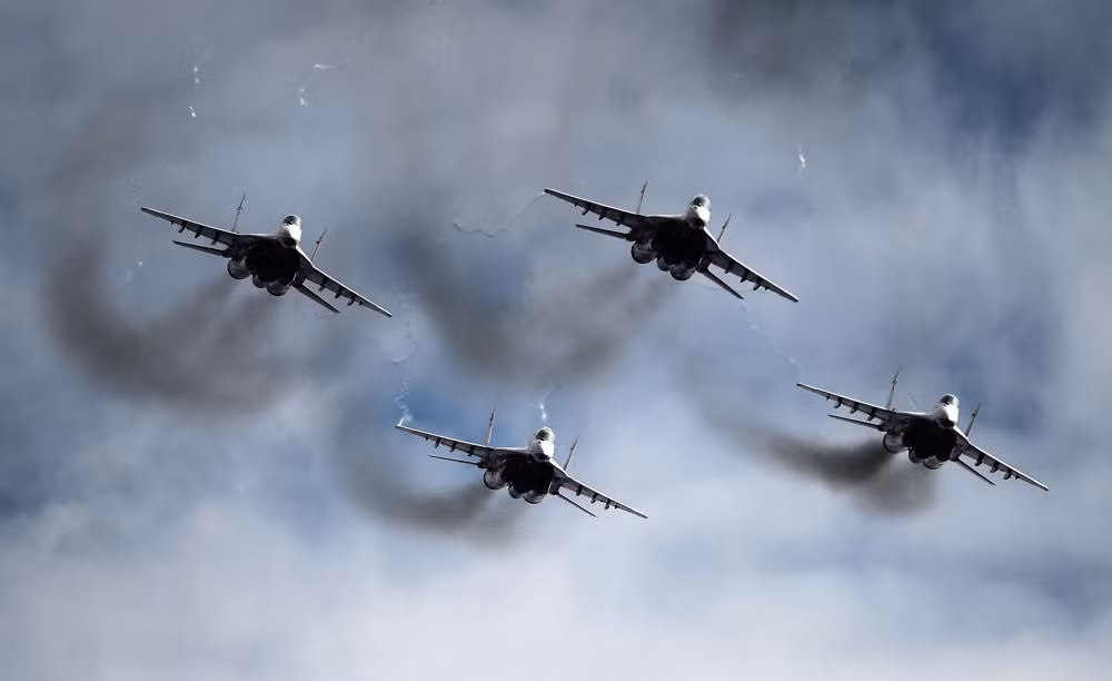 Cả bốn chiếc MiG-29 đang diễn tập những màn bay đẹp mắt. MiG-29 vốn là một loại tiêm kích được thiết kế cho vai trò chiếm ưu thế trên không, có vận tốc cực đại đạt Mach 2.4.