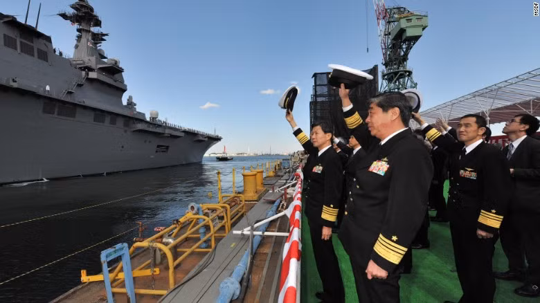 Sĩ quan JMSDF Nhật Bản chào tiễn con tàu và thủy thủ đoàn. Li Jie, một chuyên gia quân sự ở Bắc Kinh, Trung Quốc nhận định trên tờ Hoàn Cầu rằng, Izumo là bằng chứng cho thấy Nhật Bản hoàn toàn có khả năng công nghệ để phát triển tàu sân bay.