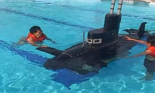 Tàu ngầm Yết Kiêu 1 trong lần thử nghiệm tại hồ bơi của Trường Trung cấp Kỹ thuật Hải quân TP HCM năm 2010.
