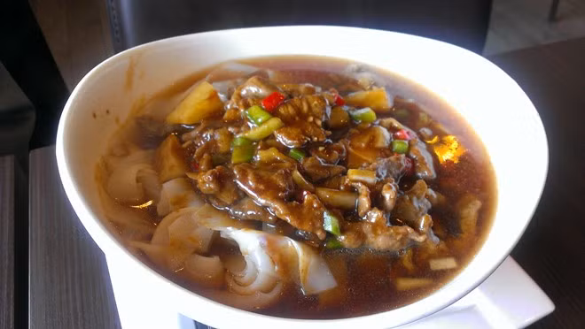 Hủ tiếu hồ có cọng hủ tiếu làm từ những miếng bột mỏng có hình vuông. Món này ăn cùng lòng heo khìa cùng cải chua. Ảnh: Constantcravings.