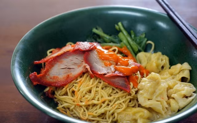 Sủi cảo nổi tiếng nhất ở Sài Gòn là đường Hà Tôn Quyền (quận 11). Tại đây có hơn chục quán bán món này. Nguyên liệu, thành phần đều cùng một nguồn, sự cạnh tranh giữa các quán phụ thuộc vào gia vị. Ảnh: Gardenphilly.