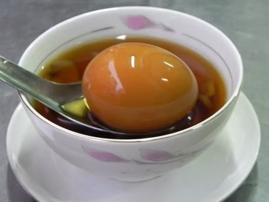 Chè trứng gà trà Tàu là món chè giúp an thận bổ phổi, đẹp da, thanh giọng của người Hoa. Món ăn đơn giản dùng nước trà hầm trứng gà (đã luộc chín, bóc vỏ), thêm đường cho vừa miệng. Trà hột gà không dễ ăn nhưng nếu ăn vài lần sẽ thấy mê. Ảnh: An Huỳnh.