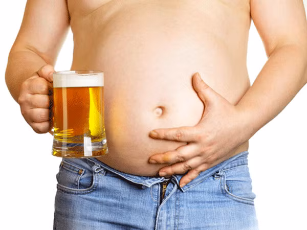 Nạp nhiều năng lượng qua đường uống. Dưới đây là bài tập đếm calo cho bạn: Viết ra lượng bia, rượu và các đồ uống khác mà bạn tiêu thụ trong 1 tuần, sau đó tính toán lượng calo, và bạn sẽ bất ngờ. Nếu một đêm bạn uống 2 ly bia, nghĩa là 1 tuần bạn nạp vào cơ thể hơn 2.000 calo. Muốn đốt cháy số năng lượng này cần, bạn cần tới 2 giờ chạy bộ. 