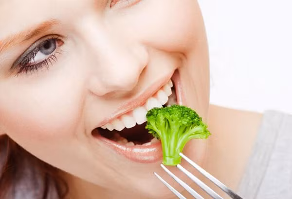 Giải pháp: Cơ thể luôn cố gửi gắm cho bạn thông điệp, do đó hãy cho nó một cơ hội. Khi ăn, hãy nhai thật kỹ, chậm và thưởng thức món ăn của bạn, đồng thời tránh việc đọc báo và xem ti vi. Hãy thử tập hít vào từ từ và đếm từ 1 đến 5, thở ra chầm chậm cũng từ 1 đến 5, lặp lại 3 lần trước khi ăn. Một nghiên cứu năm 2009 từ Tạp chí Hiệp hội Dinh dưỡng Mỹ cho thấy động tác yoga này giúp bạn dễ no, ít tăng cân hơn.