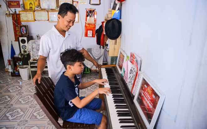 Những vật dụng giá trị nhất trong nhà như máy tính, cây đàn hay đầu đĩa đều từng là đồ cũ, hư hỏng nặng, được ba em xin về sửa dùng lại. Đặc biệt, nhờ cây đàn do một người thầy tặng, Công Quốc dần làm quen với những nốt nhạc căn bản.