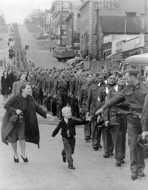 Đợi con với, cha yêu! (Wait for me, Daddy!) là bức ảnh của tác giả Claude P. Dettloff chụp tại New Westminster, Canada ngày 1/10/1940. Đây là khoảnh khắc cảm động khi một cậu bé chạy về phía cha, người lính chuẩn bị ra trận trong Thế chiến II. 