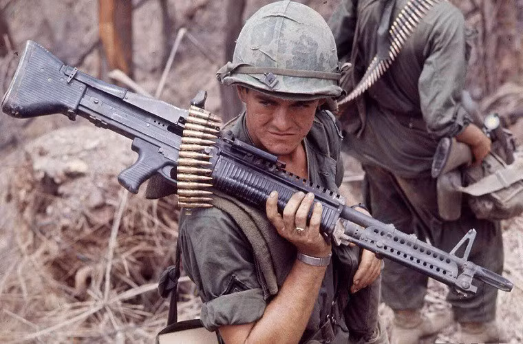 Giống như nhiều loại vũ khí khác của Mỹ xuất hiện trong đầu những năm 1960, súng máy M60 cũng theo gót lính Mỹ tham chiến tại chiến trường Việt Nam từ khá sớm, Việt Nam cũng là nơi Quân đội Mỹ thử nghiệm M60 trên thực địa tương tự như AR15 hay sau đó là M16.