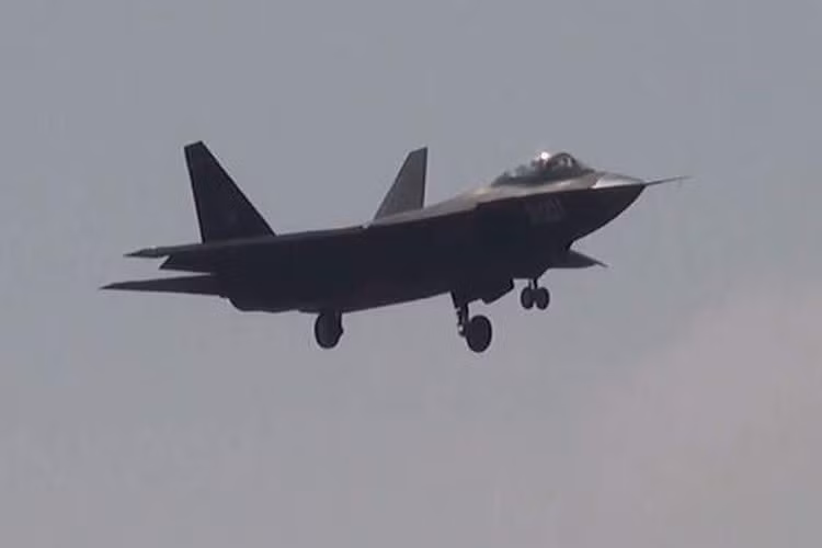 Dương Vĩ cho rằng J-20 là giải pháp vượt trội so với chiếc FC-31, vốn được nghiên cứu dựa trên thiết kế từ thời Liên Xô.