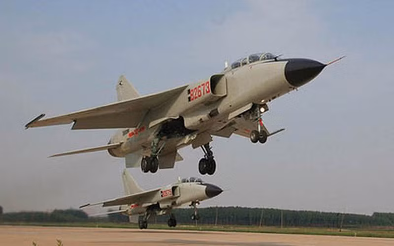 Gần đó là lực lượng gồm 12 cường kích JH-7 và 4 tiêm kích hạng nặng J-11, tất cả đều nối với thiết bị khởi động và mang vũ khí.