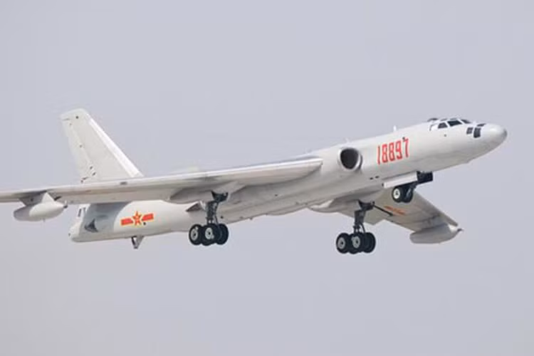 Tuy nhiên so với các máy bay ném bom chiến lược trên thế giới như B-52, B-1, B-2 của Mỹ, Tu-95MS, Tu-22M3, Tu-160M2 của Nga, thì H-6K Trung Quốc hoàn toàn lép vế cả về tầm bay, khả năng tải trọng bom đạn cũng như tốc độ bay.