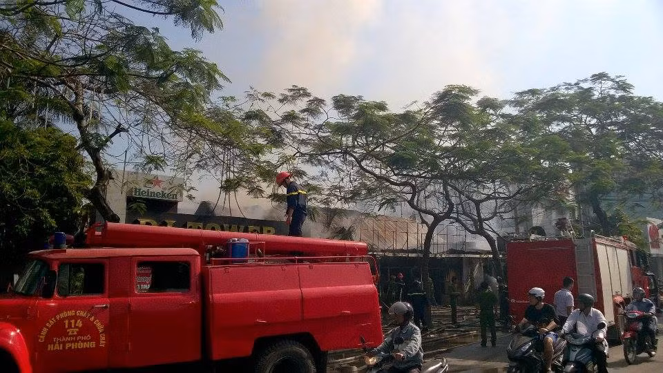 Lửa ngùn ngụt thiêu trụi cả dãy nhà hàng, quán bar Hải Phòng - Hình 4 Lua ngun ngut thieu trui ca day nha hang, quan bar Hai Phong-Hinh-4