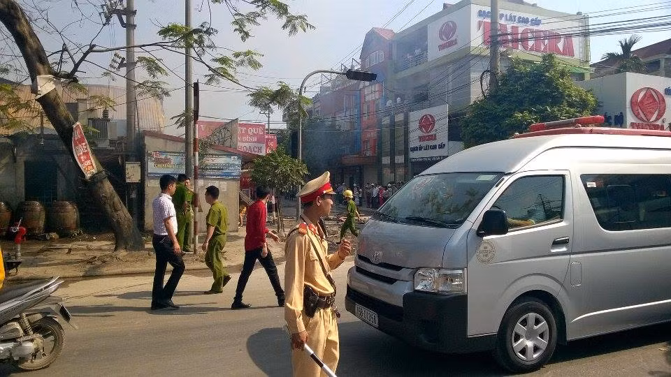 Lửa ngùn ngụt thiêu trụi cả dãy nhà hàng, quán bar Hải Phòng - Hình 14 Lua ngun ngut thieu trui ca day nha hang, quan bar Hai Phong-Hinh-14