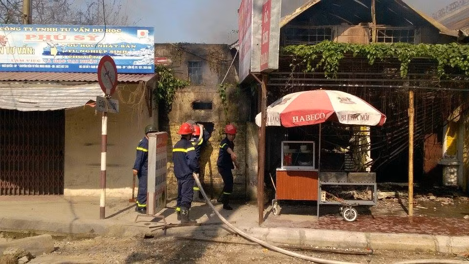 Lửa ngùn ngụt thiêu trụi cả dãy nhà hàng, quán bar Hải Phòng - Hình 7 Lua ngun ngut thieu trui ca day nha hang, quan bar Hai Phong-Hinh-7