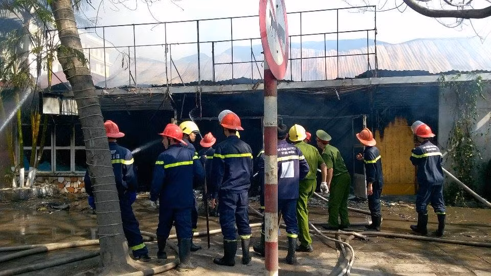 Lửa ngùn ngụt thiêu trụi cả dãy nhà hàng, quán bar Hải Phòng - Hình 12 Lua ngun ngut thieu trui ca day nha hang, quan bar Hai Phong-Hinh-12