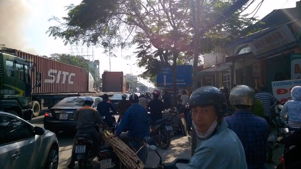 Lửa ngùn ngụt thiêu trụi cả dãy nhà hàng, quán bar Hải Phòng - Hình 13 Lua ngun ngut thieu trui ca day nha hang, quan bar Hai Phong-Hinh-13