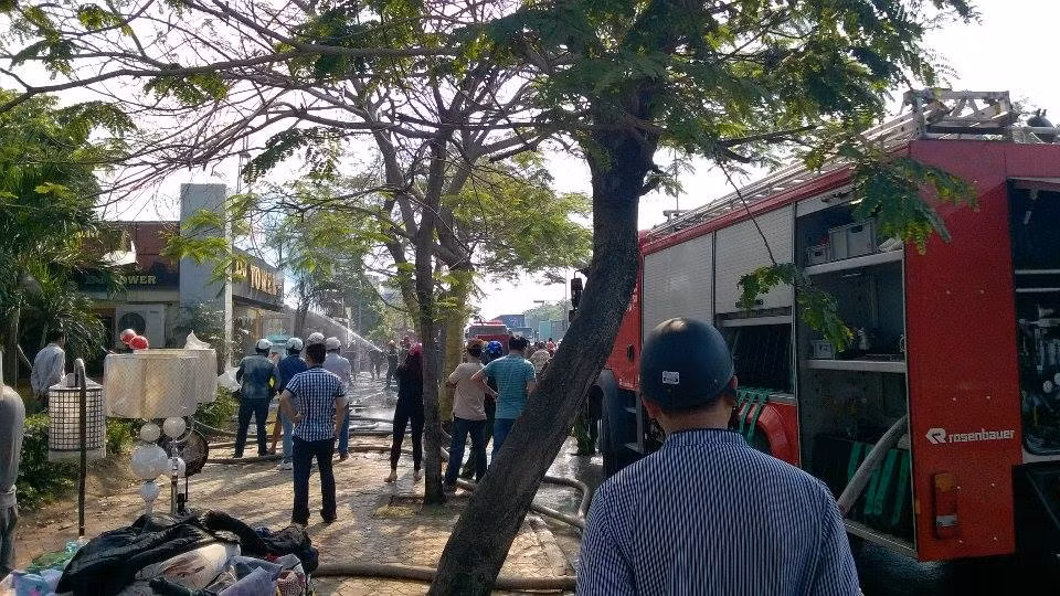 Lửa ngùn ngụt thiêu trụi cả dãy nhà hàng, quán bar Hải Phòng - Hình 5 Lua ngun ngut thieu trui ca day nha hang, quan bar Hai Phong-Hinh-5